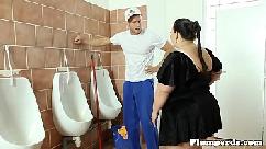 Facesitting regordete femdom chupa enorme polla